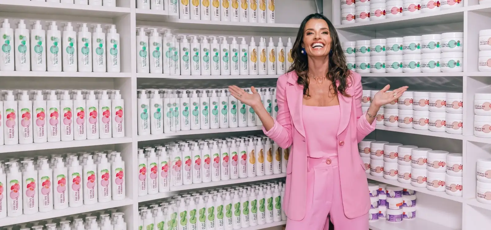 Renata Fraga no espaço Reline, entre prateleiras de produtos